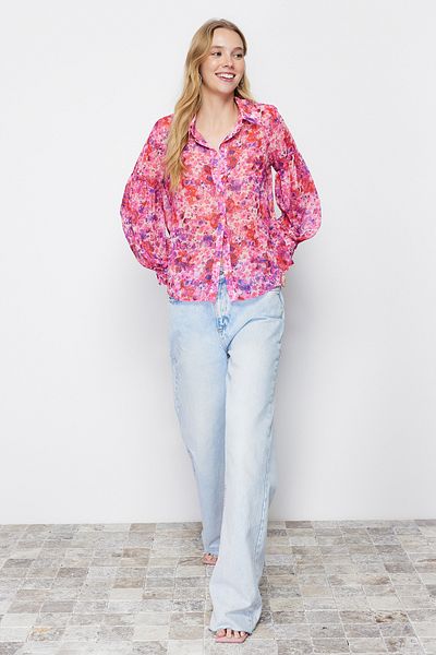 Trendyol Collection Rosa Chiffon-Hemd mit Blumenmuster, Ballonärmel, Übergröße, weite Passform TWOSS24GO00003