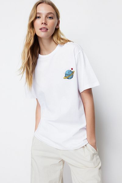 Trendyol Collection Tricou boyfriend alb cu imprimeu Galaxi - 100% bumbac, gât crew - TWOSS23TS00257