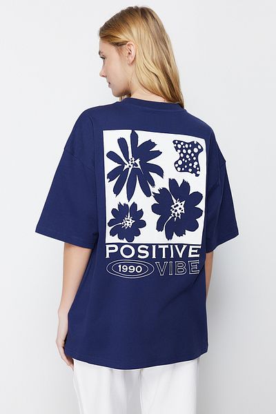 Trendyol Collection Marineblaues Strick-T-Shirt mit Rundhalsausschnitt aus 100 % Baumwolle mit Rückendruck, übergroße/weite Passform, TWOSS23TS00321