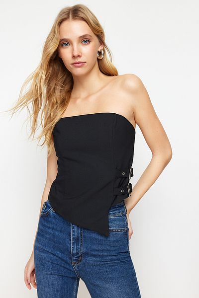 Trendyol Collection Μαύρη πόρπη ζώνης χωρίς στράπλες Λεπτομερής υφασμένη μπλούζα TWOSS24BZ00349