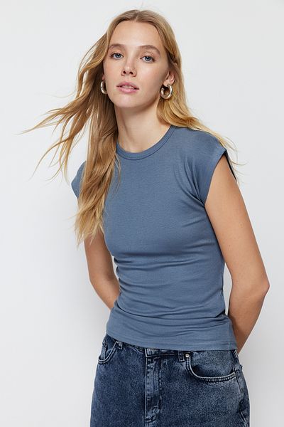 Trendyol Collection Hellanthrazitfarbene, figurbetonte Stretch-Strickbluse aus hochwertigem Viskose-/Weichstoff TWOSS23BZ00992
