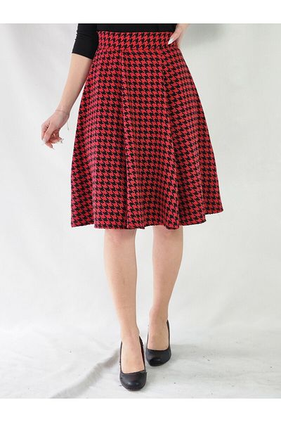 YAXİ FUSTA ROSĂ A GENUNCHIULUI CU MODEL