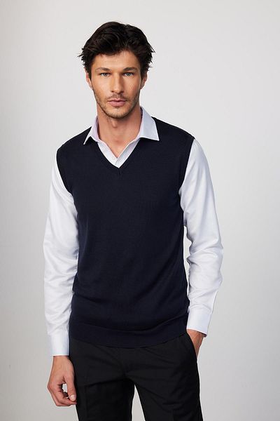 Tudors Slim Fit Тъмносин мъжки пуловер с V-образно деколте със самостоятелна шарка