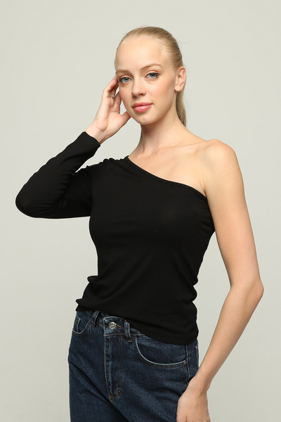Owut Collection بلوزة محبوكة بكتف واحد باللون الأسود للنساء
