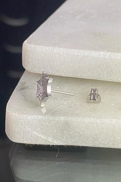 Jaida Moda Unisex 316l Surgical Steel Silver Spider Web Symbol Sports Nails Earrings