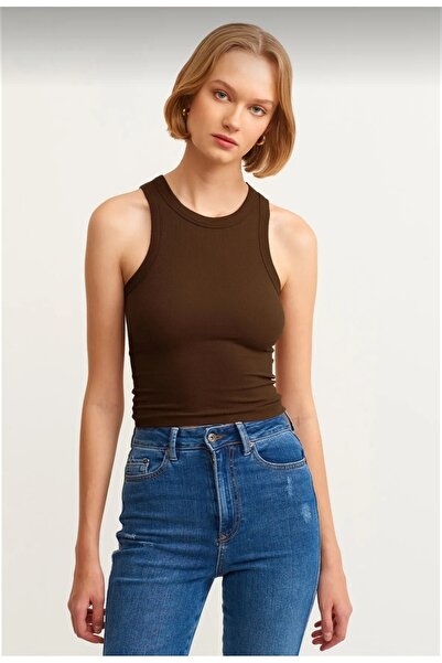 GIFT by CA تي شيرت نسائي مضلع بلون القهوة ورقبة رسن محبوكة من Athlete Basics Body بدون أكمام ورقبة دائرية مضلعة