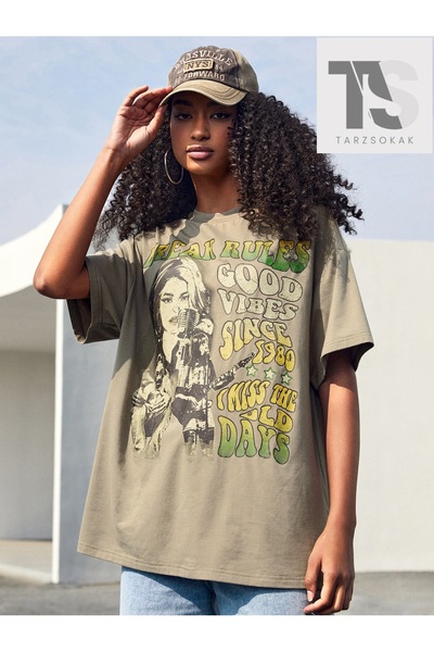 Tarzsokak Tricou Coolane cu slogan și grafică cu figuri, cu umerii goi