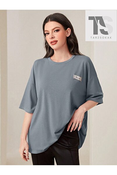 Tarzsokak Tricou cu umăr descoperit, cu litere Mulvari și petice decorative