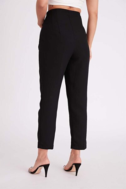 Selin Barışkan Yüksel bel pensli havuç pantolon