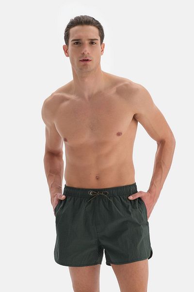 Dagi Khakifarbene Mini-Badeshorts mit Karomuster