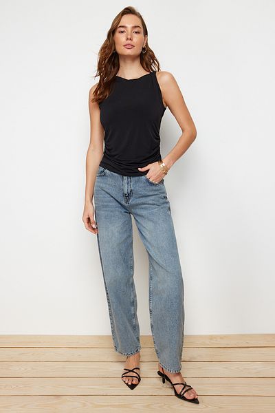 Trendyol Collection Czarna dopasowana, elastyczna bluzka z dzianiny z asymetrycznym kołnierzem TWOSS24BZ00120