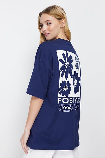 Trendyol Collection Marineblaues Strick-T-Shirt mit Rundhalsausschnitt aus 100 % Baumwolle mit Rückendruck, übergroße/weite Passform, TWOSS23TS00321