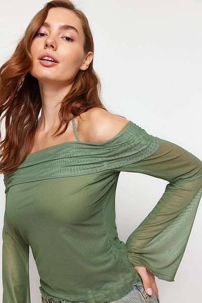 Trendyol Collection Khakifarbene Strickbluse mit ausgestellten Ärmeln – Madonna-Kragen mit Bindedetail TWOSS24BZ00046