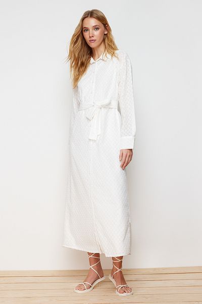Trendyol Modest Φόρεμα με κέντημα πουκάμισο - Λευκό λουλουδάτο στάμπα με ζώνη και φόδρα TCTSS24EB00052