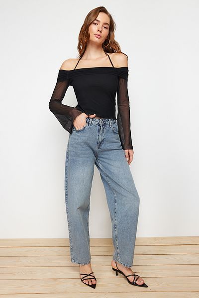 Trendyol Collection Schwarze Strickbluse mit Madonna-Ausschnitt und ausgestellten Ärmeln TWOSS24BZ00046