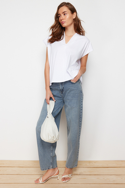 Trendyol Collection Bílé 100% silné bavlněné pletené tričko s výstřihem do V a rukávy TWOSS24TS00028