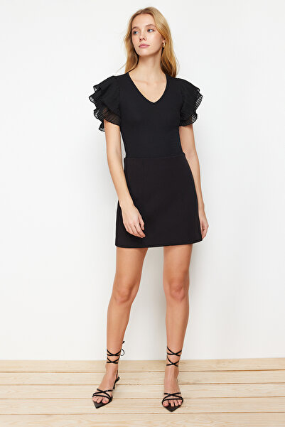 Trendyol Collection Černý tyl s rukávy Detailně vypasovaný/vypasovaný Stretch pletená halenka s výstřihem do V TWOSS24BZ00029