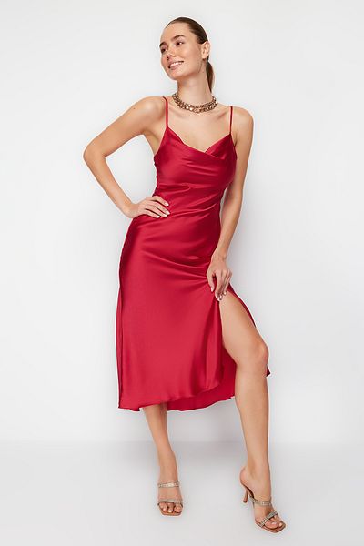 Trendyol Collection Stilvolles Abendkleid aus gewebtem Satin mit rotem Futter, Nachtabendkleid TPRSS19BB0058