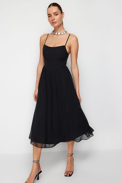 Trendyol Collection Schwarzes, elegantes Abendkleid im A-Schnitt mit Tülldetail und Korsettfutter TPRSS24EL00041