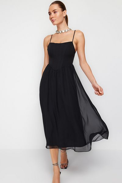 Trendyol Collection Schwarzes, elegantes Abendkleid im A-Schnitt mit Tülldetail und Korsettfutter TPRSS24EL00041