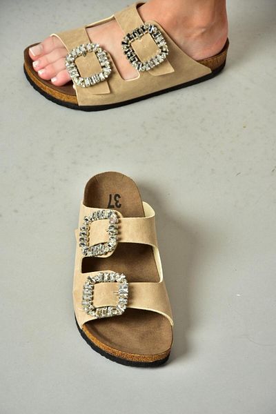Fox Shoes K777604802 Γυναικείες παντόφλες με πέτρα με διπλή πόρπη σε μπεζ χρώμα