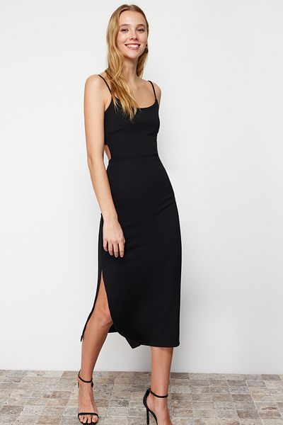 Trendyol Collection Černý výřez Detailní rozpark Body Vypasovaný popruh Midi Flexibilní pletené tužkové šaty TWOSS24EL00139