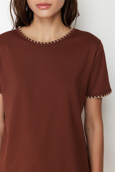 Trendyol Collection Καφέ 100% βαμβακερή ραφή με αντίθεση Λεπτομερής βασική πλεκτή μπλούζα με λαιμόκοψη TWOSS19AD0085