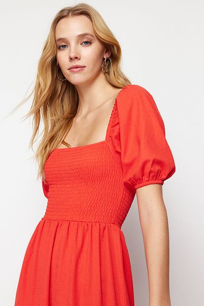 Trendyol Collection Rotes elastisches Midikleid in lebendigen Farben – quadratischer Kragen und Ballonärmel TWOSS22EL1088