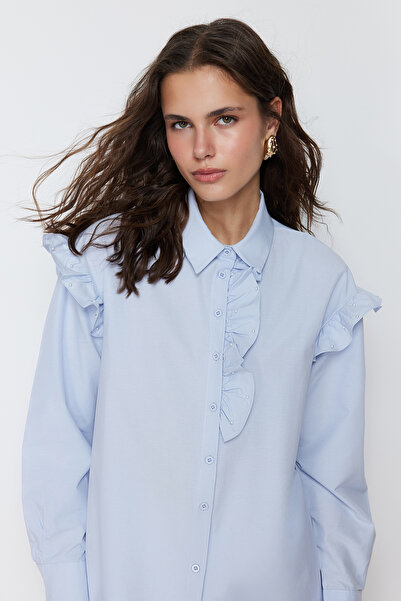 Trendyol Modest Světle modrá bavlněná tkaná košile s perleťovým detailem na ramenou TCTSS24TG00011