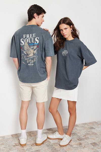 Trendyol Collection Anthracite Eagle Printed Pale EffecT Oversize bavlněné tričko - TMNSS24TS00006
