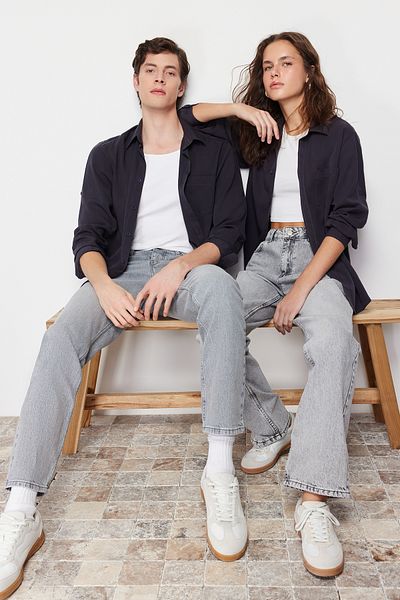 Trendyol Collection Marineblaues, bequemes, natürliches, atmungsaktives Unisex-Hemd aus 100 % Lyocell mit normaler Passform TMNSS24GO00025