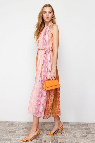Trendyol Collection Ροζ αφηρημένο μοτίβο μάξι υφαντό φόρεμα με ίσια κοπή σιφόν TWOSS24EL00207