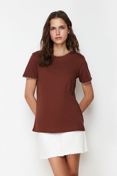 Trendyol Collection Basic-T-Shirt mit Rundhalsausschnitt – Braun, 100 % Baumwolle, Kontrastnähte TWOSS19AD0085