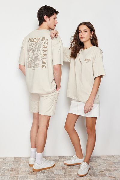 Trendyol Collection Beiges, übergroßes, bedrucktes Baumwoll-T-Shirt - TMNSS24TS00052