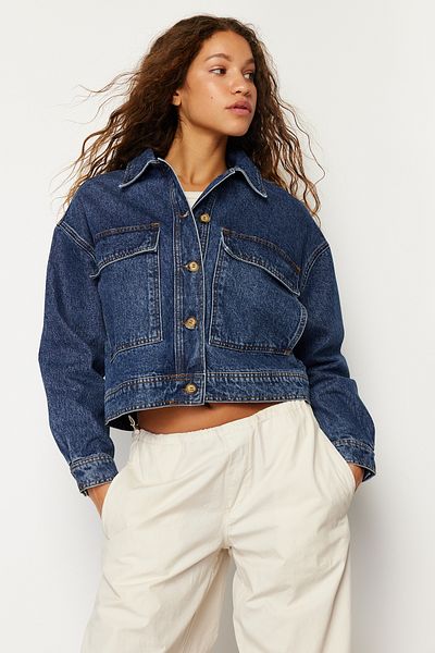 Trendyol Collection Tmavě modrá více udržitelná džínová bunda s detailem kapsy TWOSS24CE00029