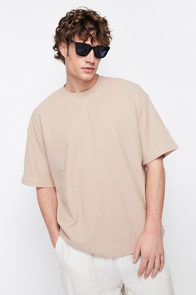 Trendyol Collection Übergroßes T-Shirt mit Rundhalsausschnitt und kurzen Ärmeln in Kamelfarbe – TMNSS22TS00049