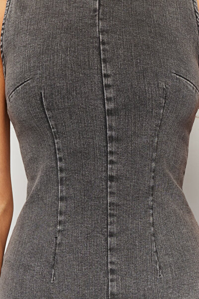 Trendyol Collection Antracitové vypasované/tělové midi džínové šaty TWOSS24EL00383