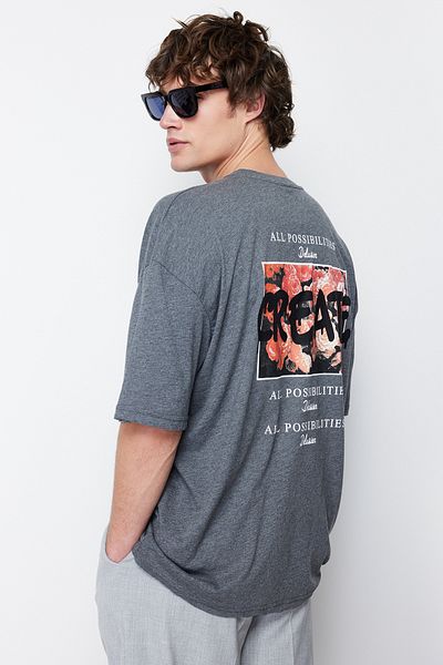 Trendyol Collection Anthrazitfarbenes, weit geschnittenes T-Shirt mit Blumendruck - TMNSS21TS0878
