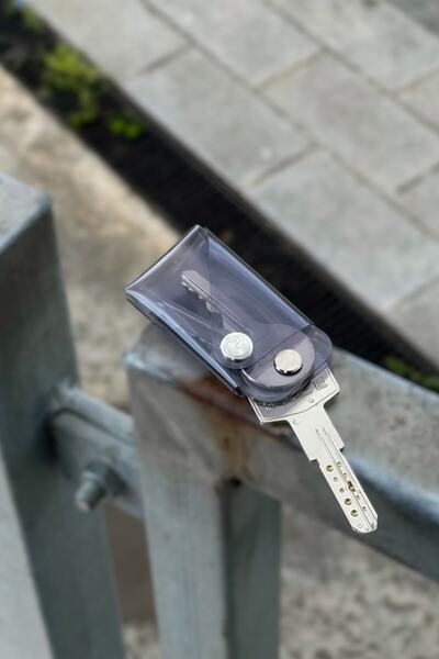 Badger Collection سلسلة مفاتيح قابلة للطي باللون الرمادي الدخاني - تصميم هدية...