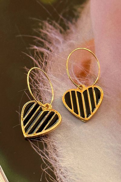 Trendy Butik أقراط القلب مخططة باللون الأسود