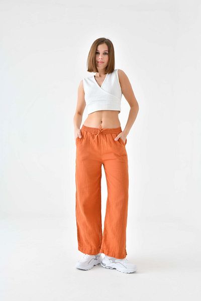 enmodaiçgiyim Pantaloni de damă din țesătură muselină din bumbac 100% culoare țiglă – pantaloni largi, cu buzunare, cu croiala confortabilă