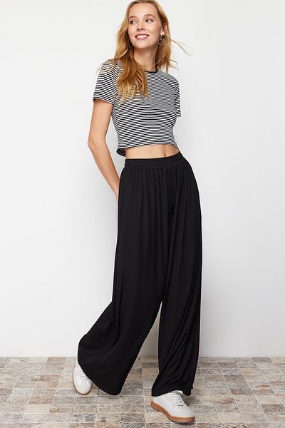 Trendyol Collection Dehnbare Cordhose aus schwarzem Strick - Weites Bein TWOSS24PL00075