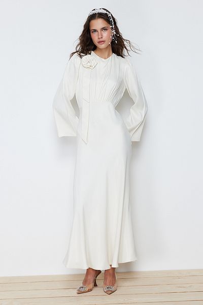 Trendyol Modest Abendkleid aus gewebtem Satin – Cremefarbenes Rosendetail, für Hochzeiten und besondere Anlässe TCTSS24DB00043