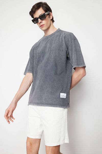 Trendyol Collection Ανθρακί Χρώμα Oversize/Wide Fit βαμβακερό μπλουζάκι - με ετικέτες και σκισίματα TMNSS24TS00005