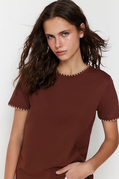Trendyol Collection Basic-T-Shirt mit Rundhalsausschnitt – Braun, 100 % Baumwolle, Kontrastnähte TWOSS19AD0085