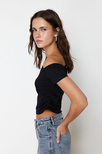 Trendyol Collection Schwarze, geraffte, dehnbare Strickbluse mit asymmetrischem Kragen TWOSS24BZ00073