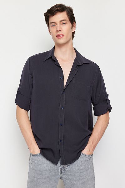 Trendyol Collection Marineblaues, bequemes, natürliches, atmungsaktives Unisex-Hemd aus 100 % Lyocell mit normaler Passform TMNSS24GO00025