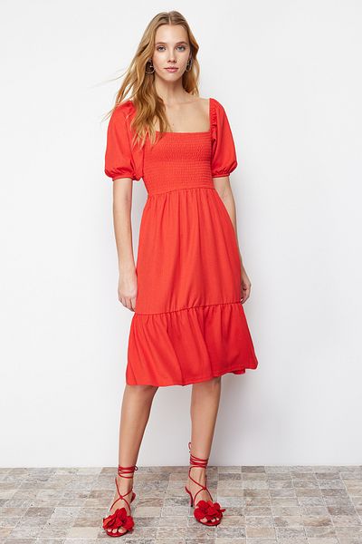 Trendyol Collection Rotes elastisches Midikleid in lebendigen Farben – quadratischer Kragen und Ballonärmel TWOSS22EL1088