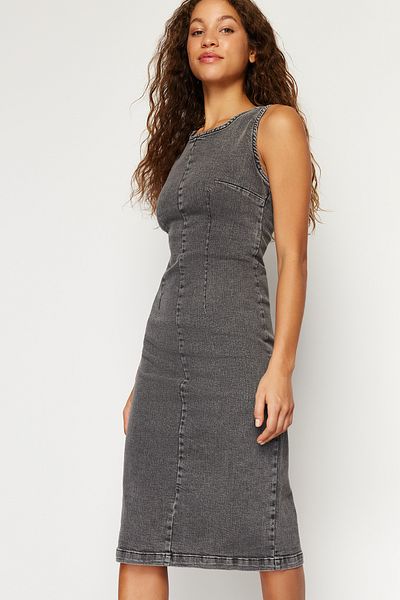 Trendyol Collection Anthrazitfarbenes, tailliertes Maxikleid aus Denim TWOSS24EL00383