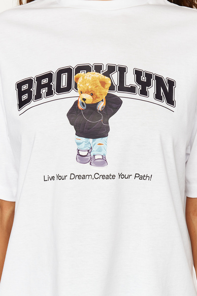 Trendyol Collection Λευκό 100% βαμβακερό μπλουζάκι με στάμπα Oversize/Wide Fit Crew Neck Knitted T-shirt TWOSS24TS00065